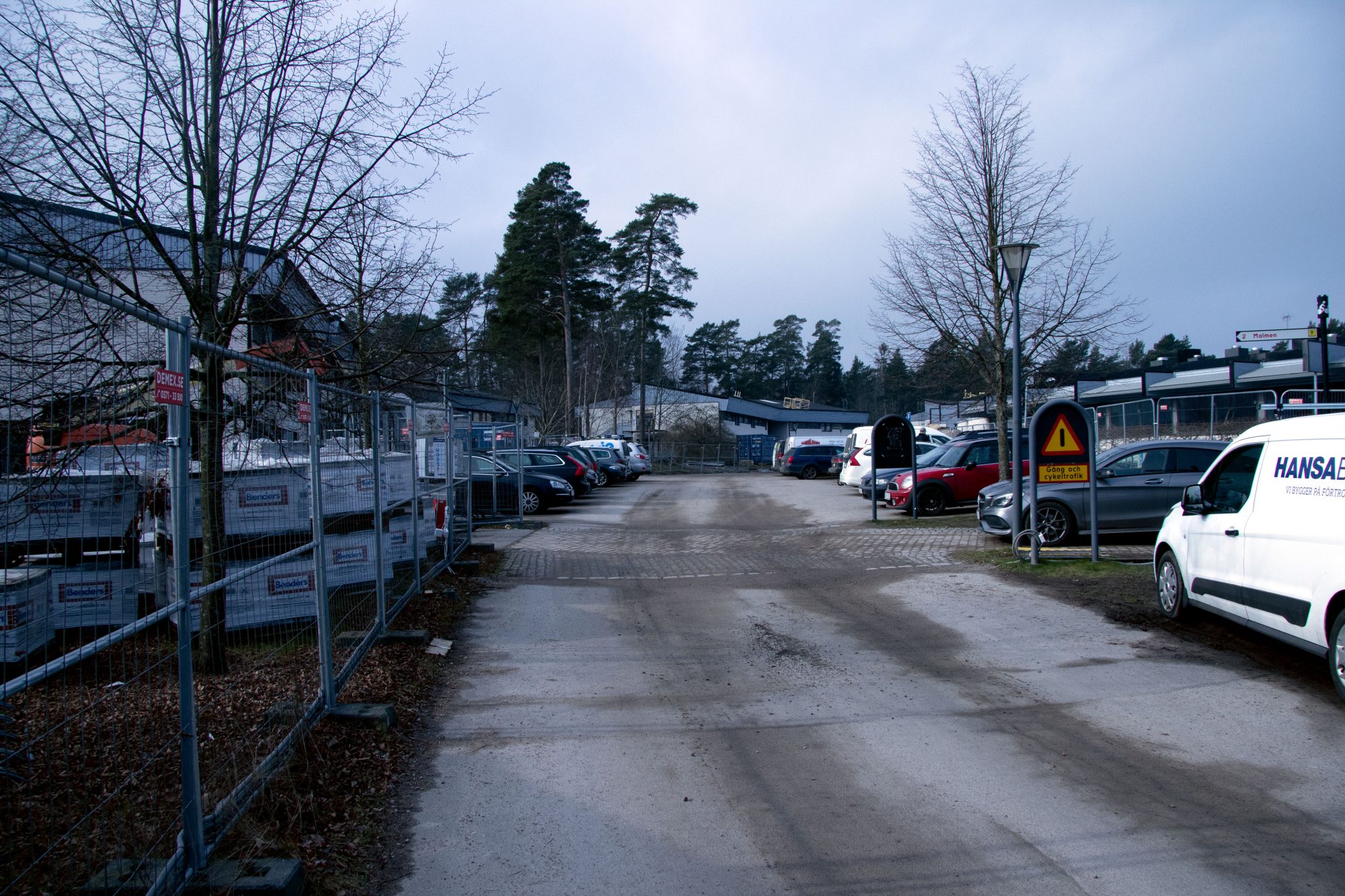 Byggnaderna längsmed huvudbyggnaden (vänster i bild) som tillhörde hotellet håller nu på att byggas om till förskola.