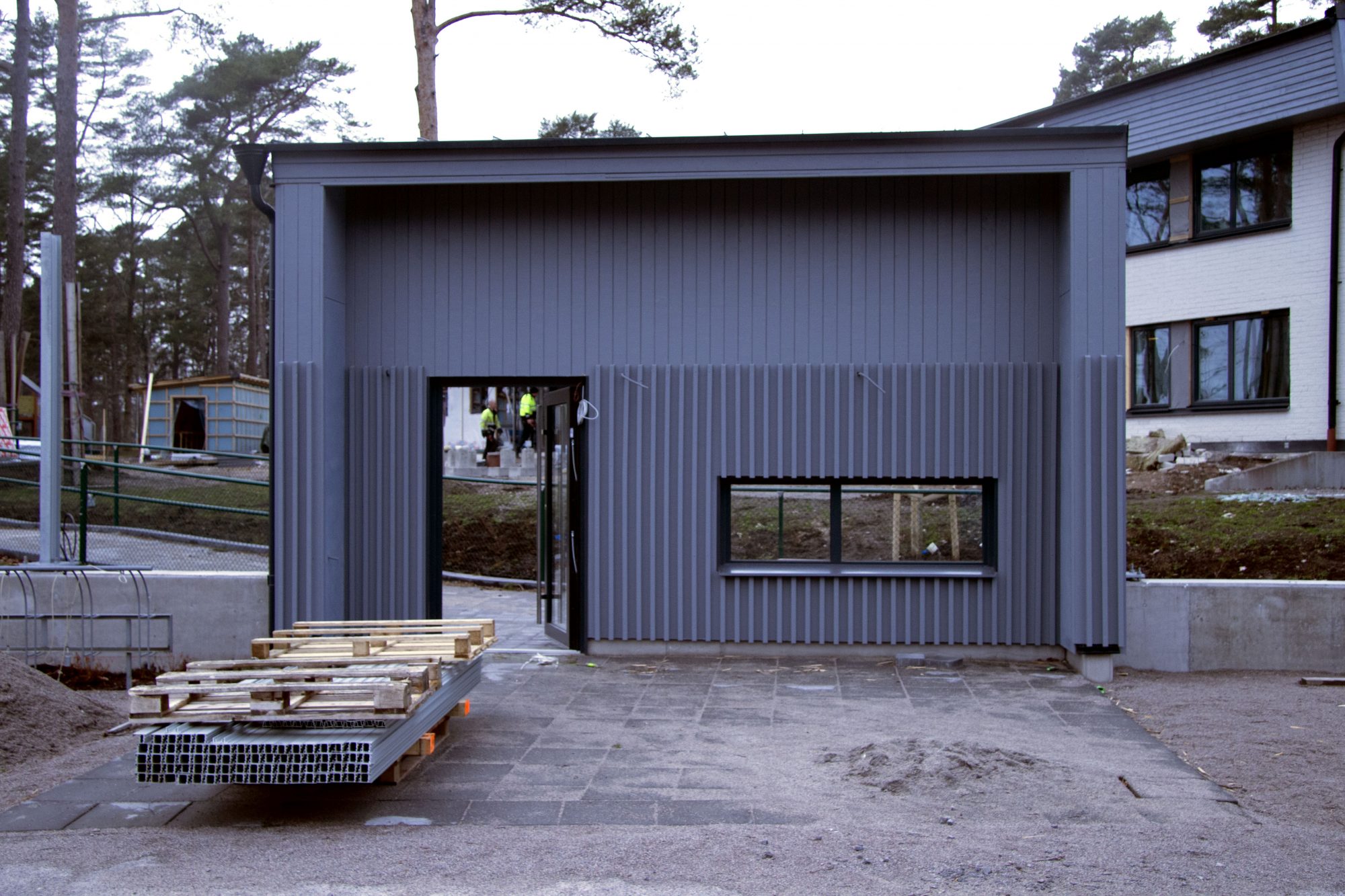 En förskola med totalt 8 avdelningar i två plan finns med i planeringen. Här kommer även en lekplats ta form.