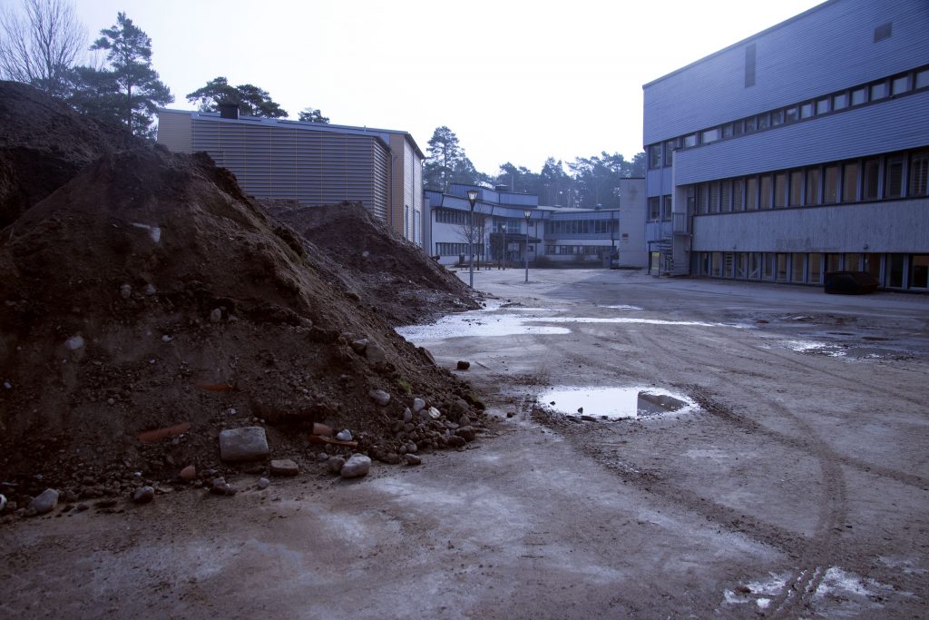 Under 2019 flyttades samtliga program och fakulteter sin verksamhet till den nybyggda Universitetsbyggnaden vid Universitetskajen.