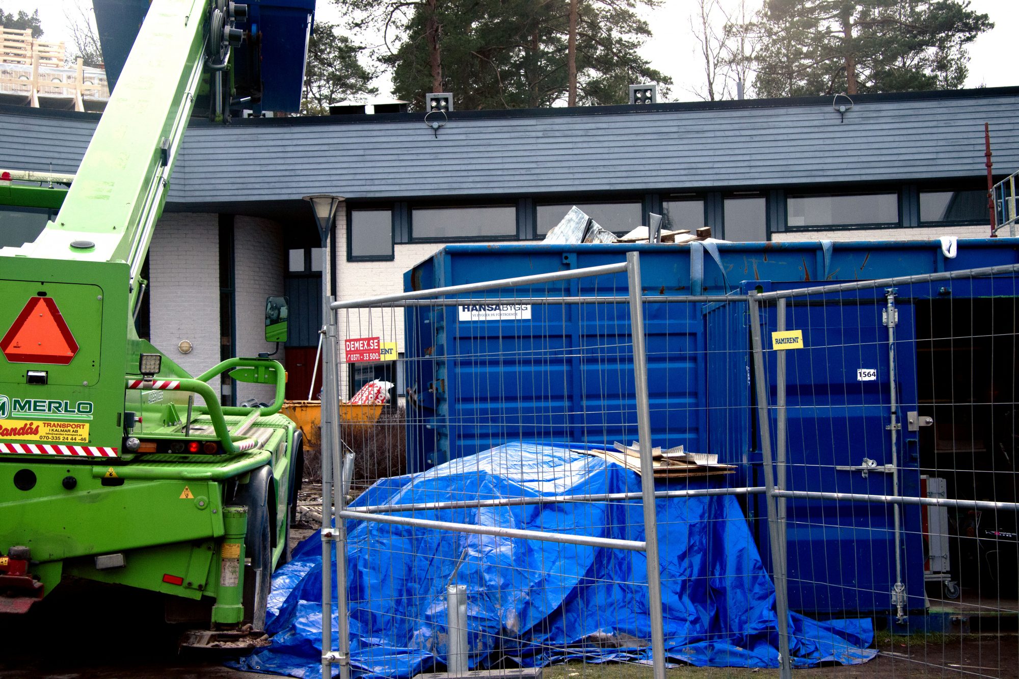 Lägenheterna som ligger längsmed kalmar nyckel ägs av KIFAB. Byggnaderna som inte blir förskola står förtillfället kvar och hyrs ut till universitetsstudenter genom Kalmarhem AB.