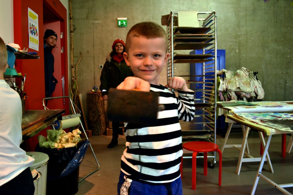 Ett av barnen poserar gärna efter en eftermiddag på konstlabbets sportlovsaktivitet