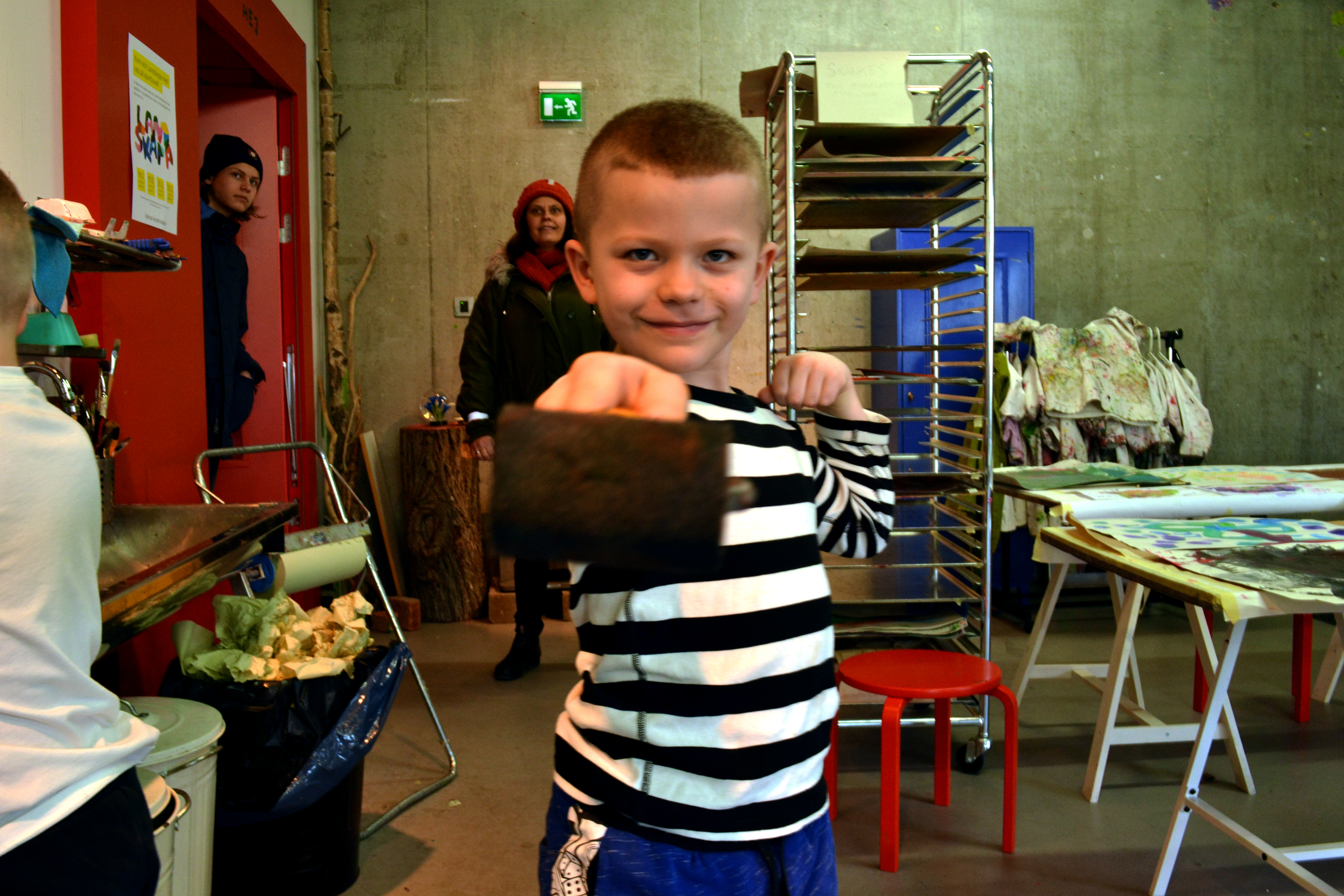 Ett av barnen poserar gärna efter en eftermiddag på konstlabbets sportlovsaktivitet