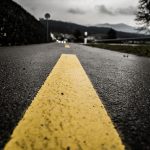 bild på en blöt asfalt