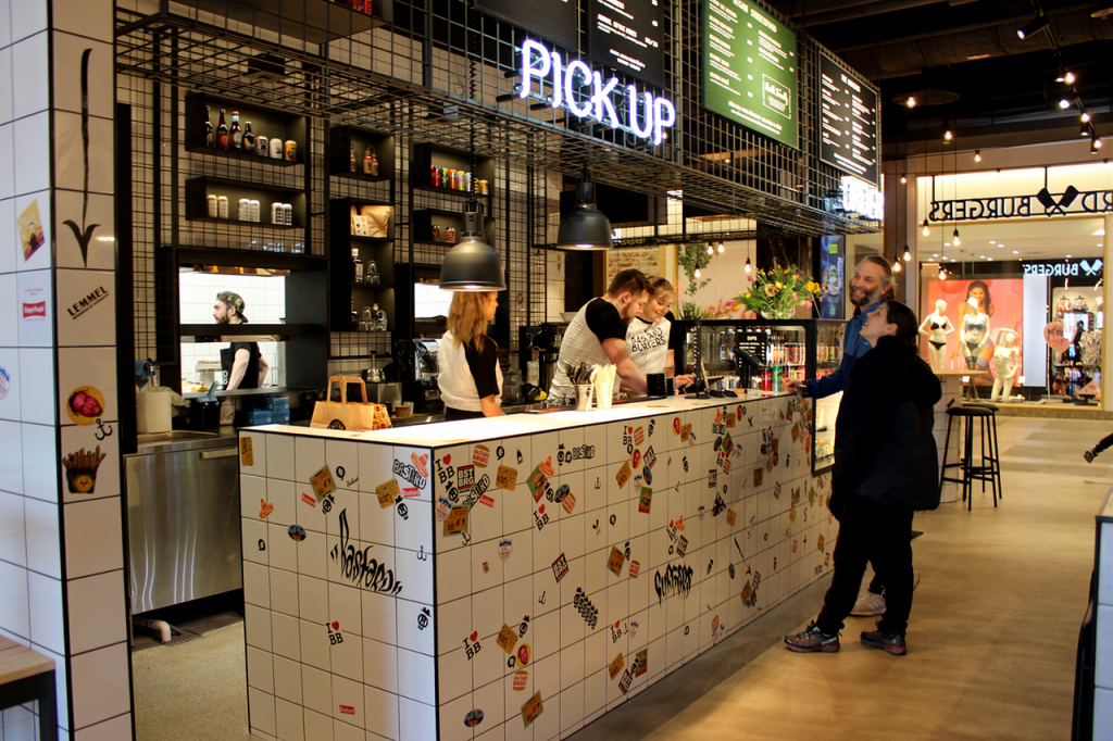 Menytavla och några kunder som står framme vid disken och försöker bestämma sig.