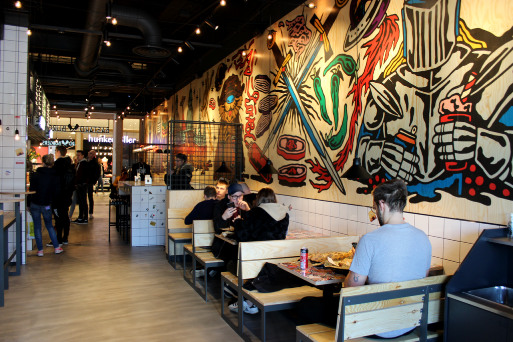 Helbild över restaurangen med ätande människor.