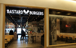 Bild tagen utifrån korridoren in i restaurangen