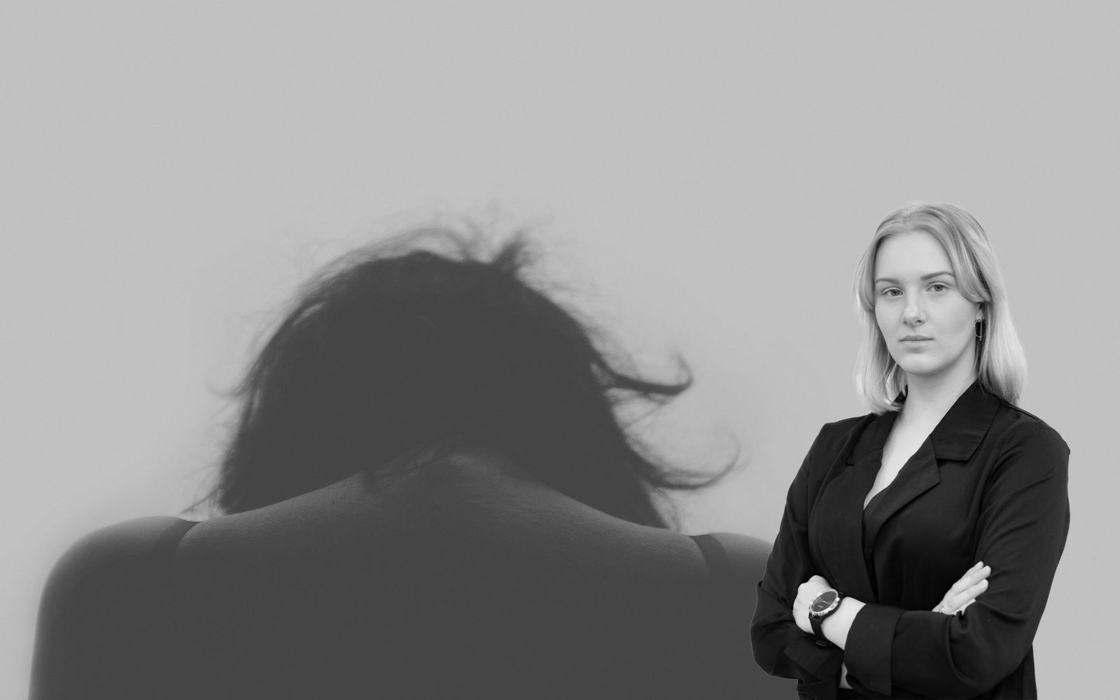 Framåtlutad, ledsen person i siluett bakifrån.