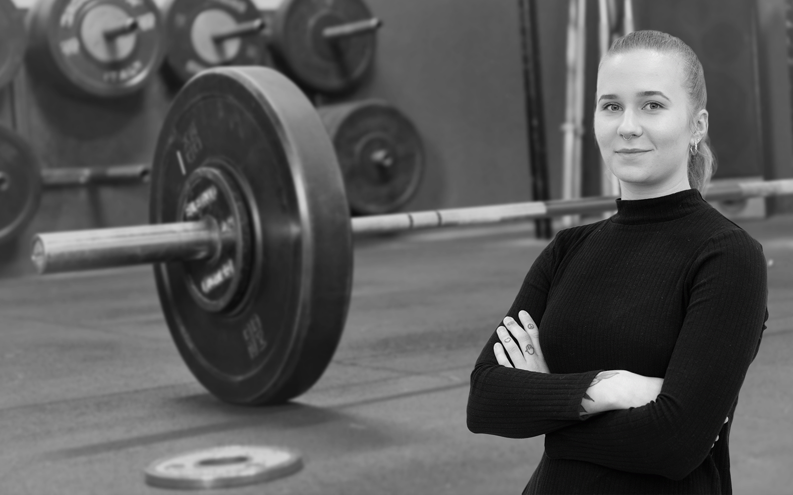 Skribenten Nelly Björkqvist till höger i bild. Del av en skivstång som bakgrund.