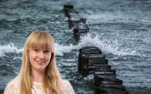 Ett vindigt hav i bakgrunden och meterologen Alexanda Ohlsson