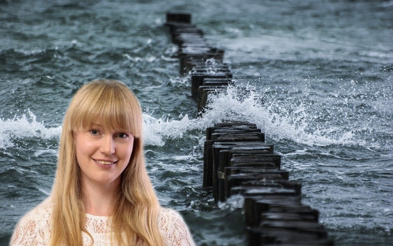 Ett vindigt hav i bakgrunden och meterologen Alexanda Ohlsson