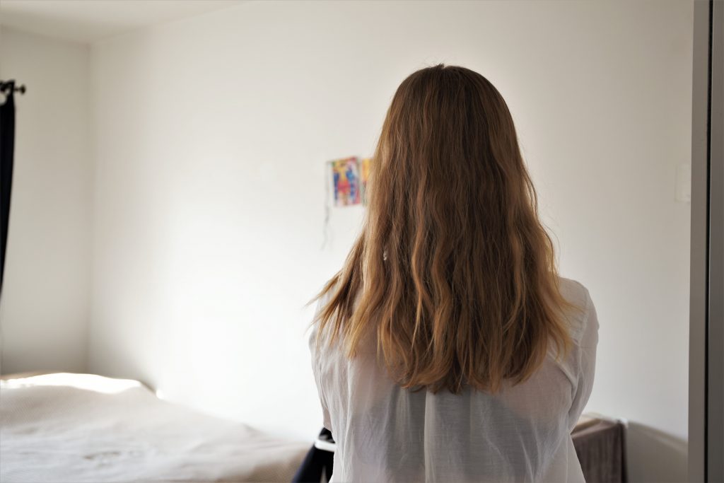 En person bakifrån, inomhus. Personen är inte Sonja.