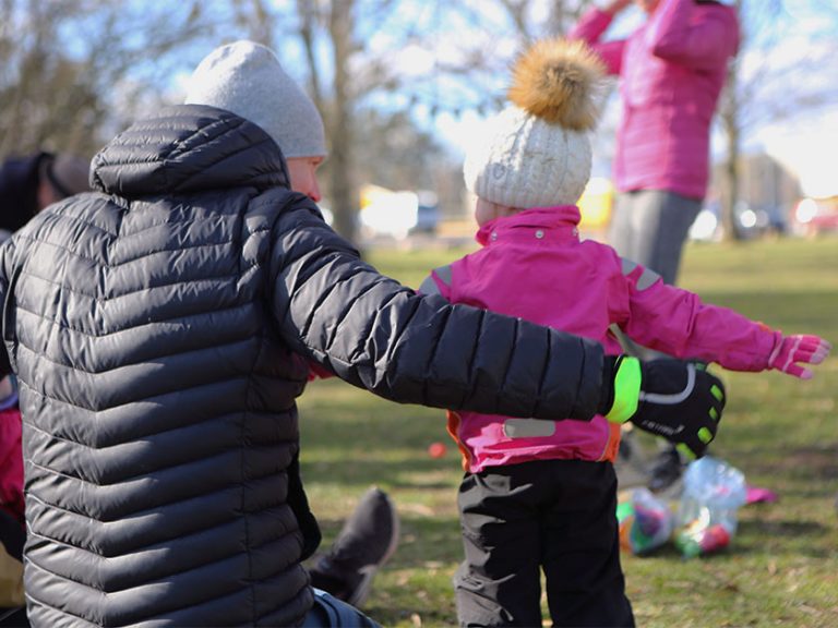 Pappa och barn dansar