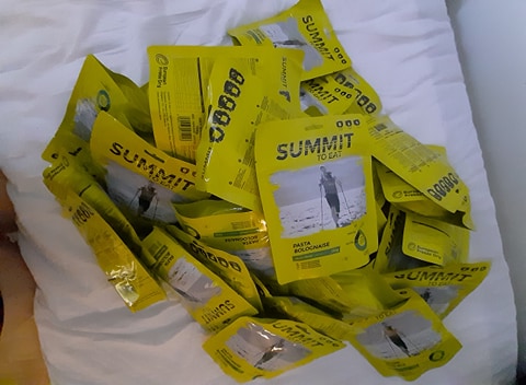 Frystorkad mat i en hög.