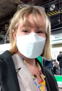 En porträttbild på Josefin Kling men skyddsmask på sig