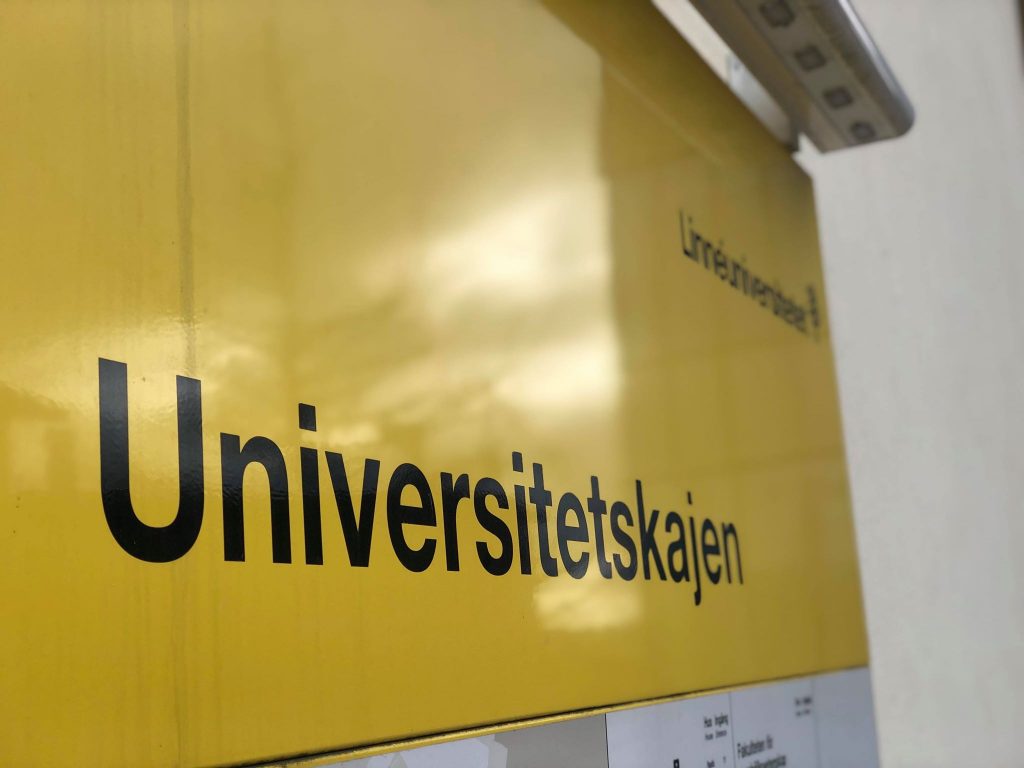 Skylt med texten universitetskajen