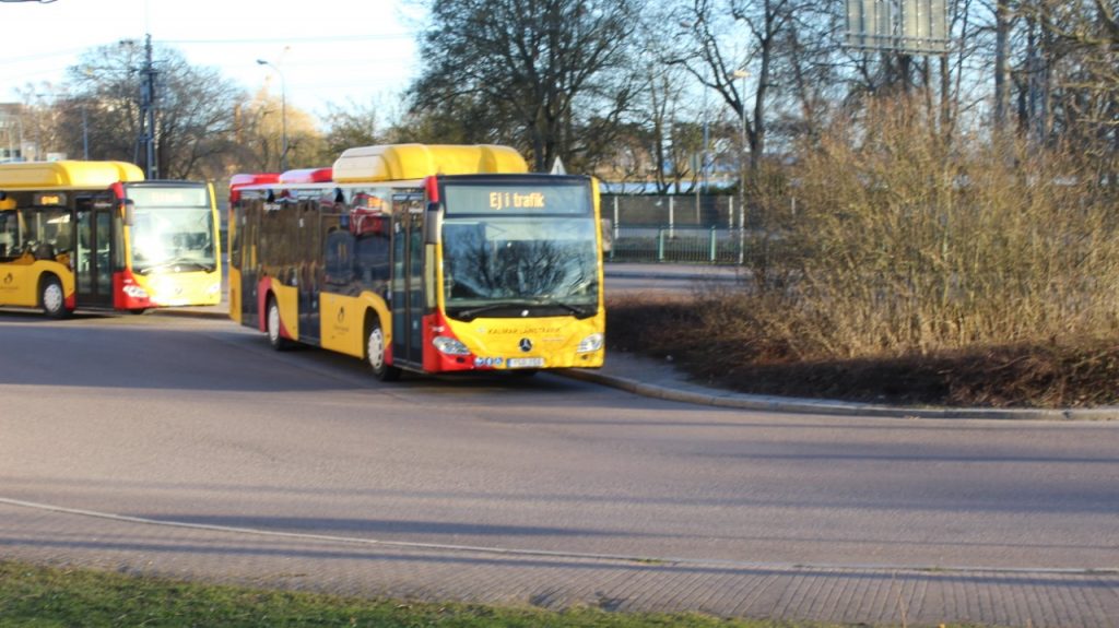 En gul buss från Kalmar Länstrafik vid Kalmar station.