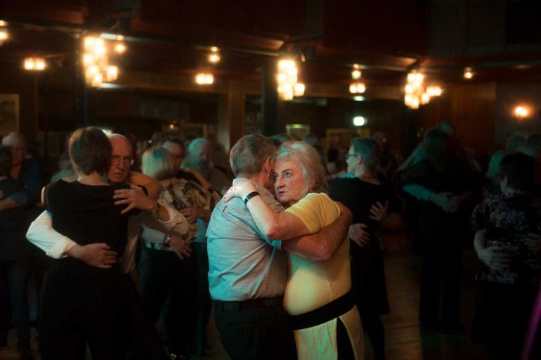 En av Vanni Jung Ståhles bilder hon vunnit pris för. Ett äldre par dansar.