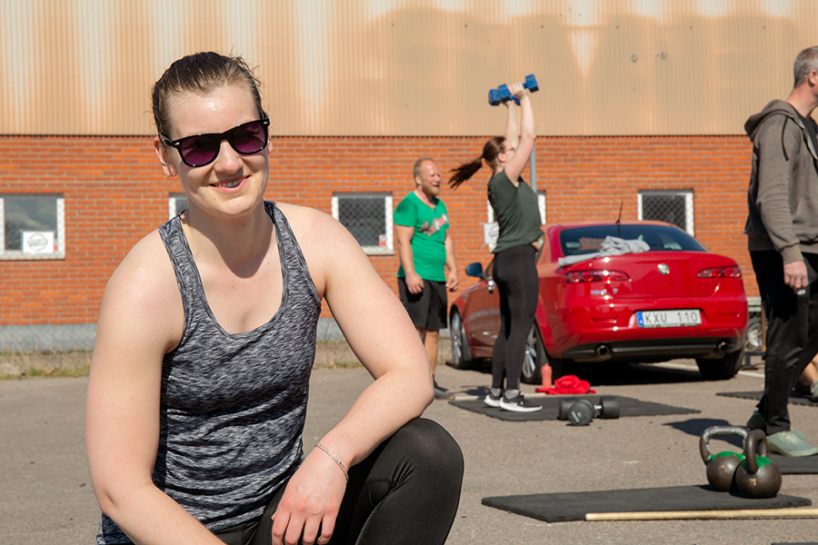 Elin Åberg leendes på huk.