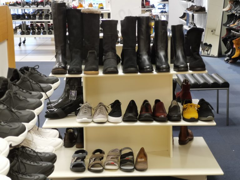 Skor på en hylla