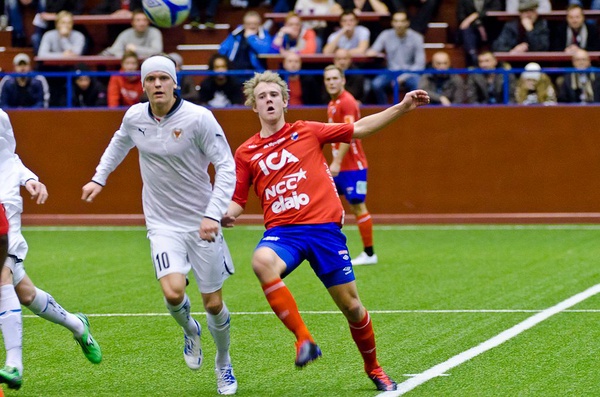 Två spelare i kamp om bollen.