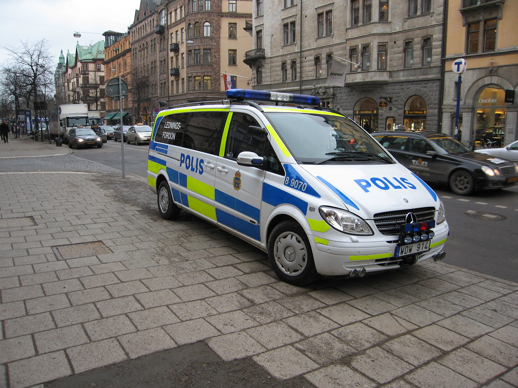 Bild på en polispiket parkerad på trottoaren.