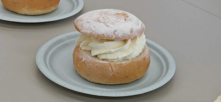 Semla på en papperstallrik