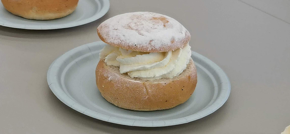 Semla på en papperstallrik