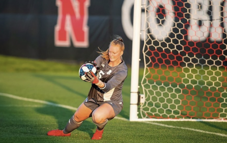 Aubrei räddar en boll.