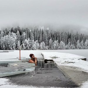 Bild på en tjej som badar utomhus i ett vinterlandskap