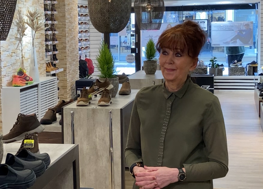 Kvinna i en skobutik.
