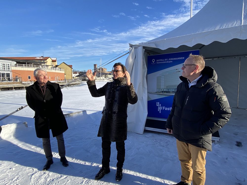 Tre person som står vid en presskonferens. Lars Wärnberg, Petter Stordalen och Johan Persson
