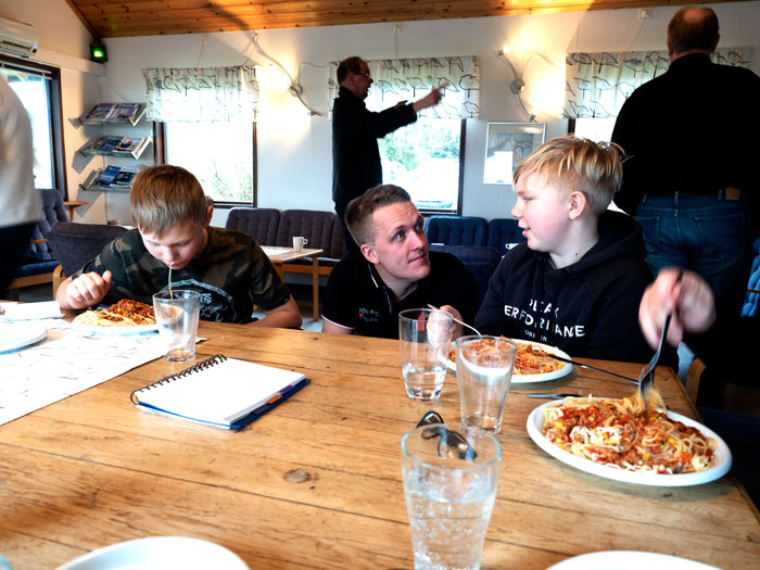 Johan Sjöstrand och juniorerna på lunch.
