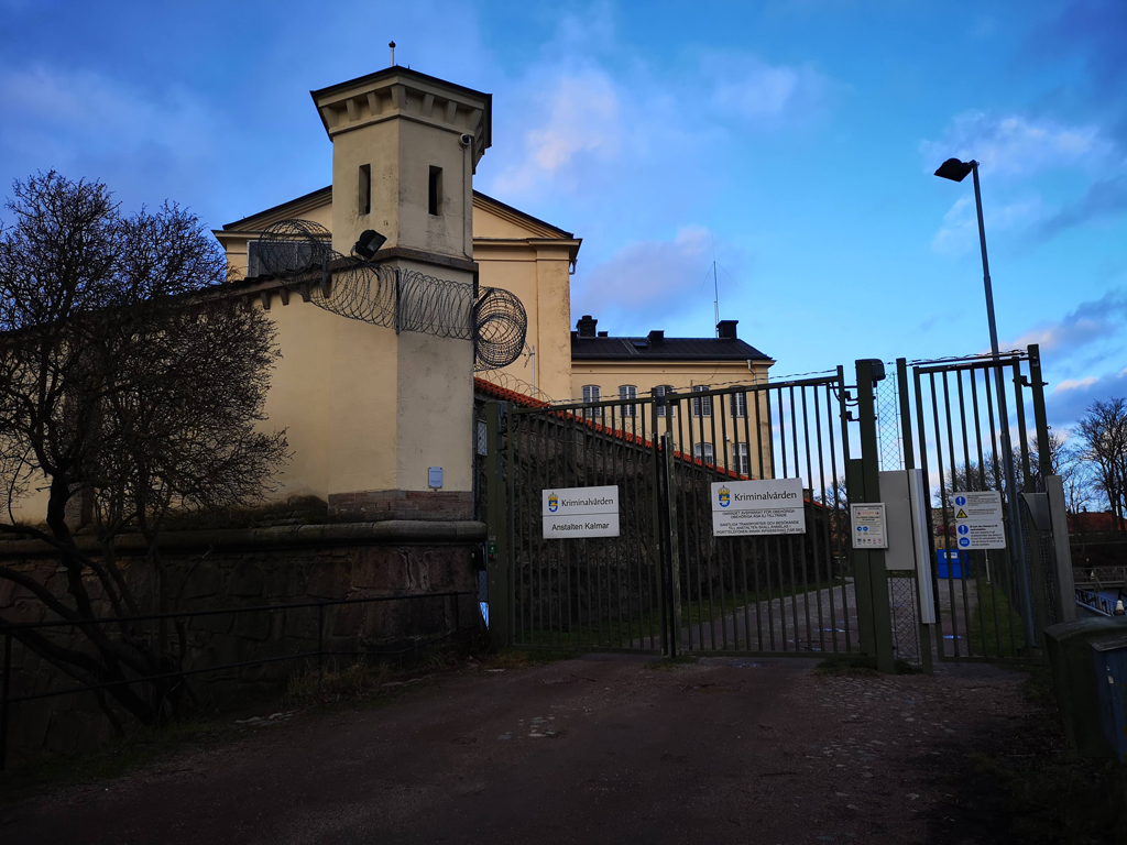 En bild på ingången till Anstalten Kalmar.
