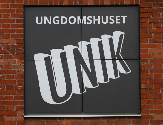 Skylt till ungdomshuset Unik