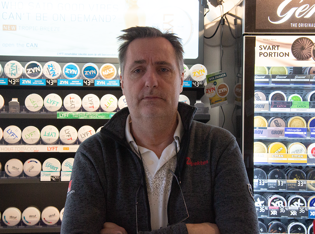 Thomas står i kassan