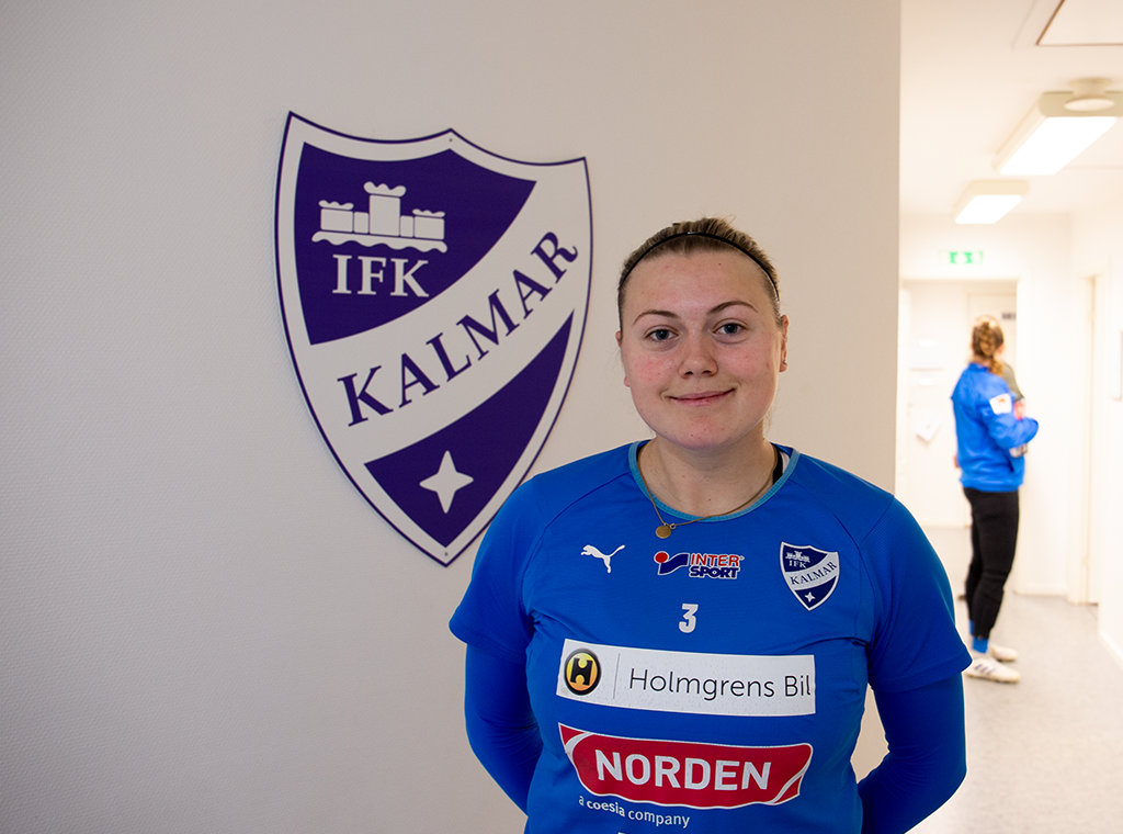 Emma Jones poserar framför klubbmärket inne på Gröndals IP.