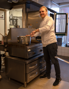Pontus i köket, plockar i ordning efter dagens lunch.