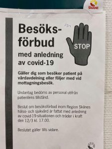 Ett uppsatt papper i sjukhuset som förklarar besöksförbudet.