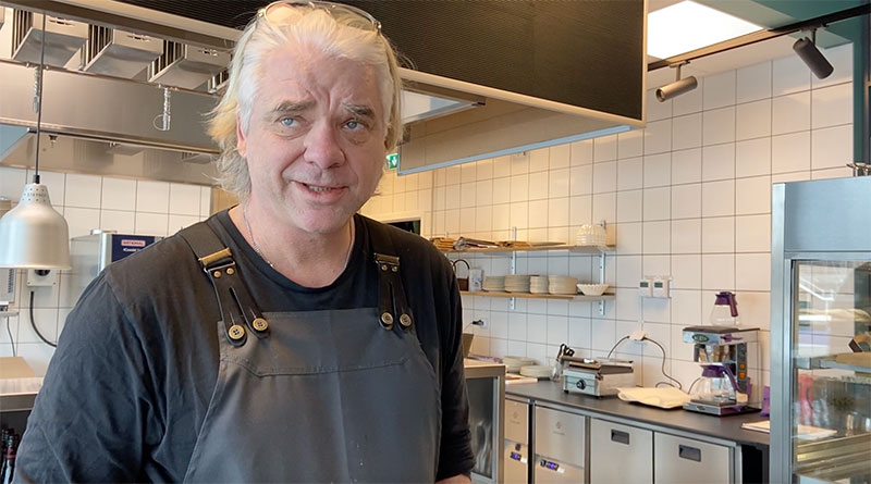 Ägaren Tomas Jonsson står bakom bardisken på restaurangen och svarar på intervjufrågor.