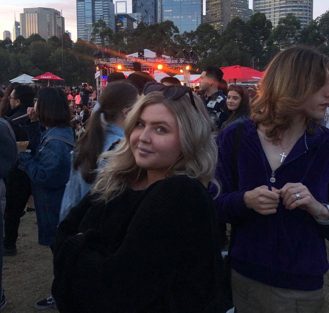 Lisa Gustafsson framför skyskrapor.