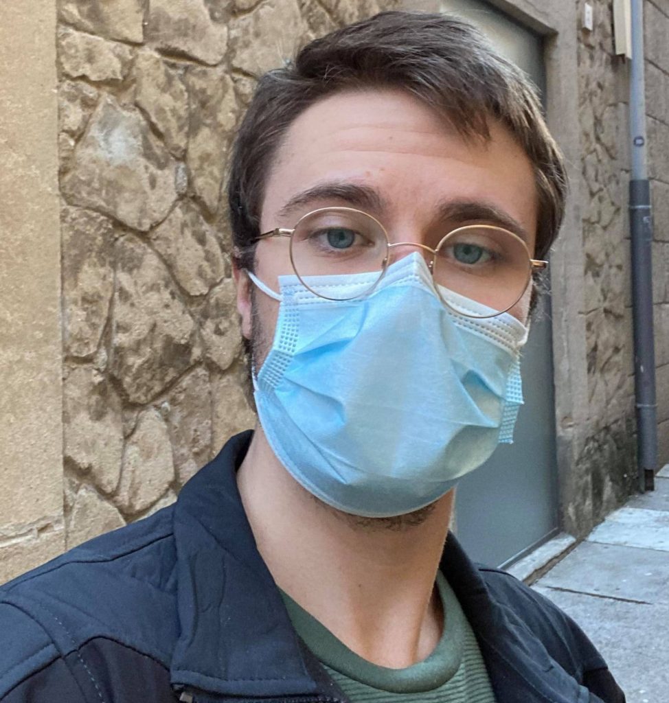 Bild på Melvin Londen, iklädd mask på Barcelonas gator.