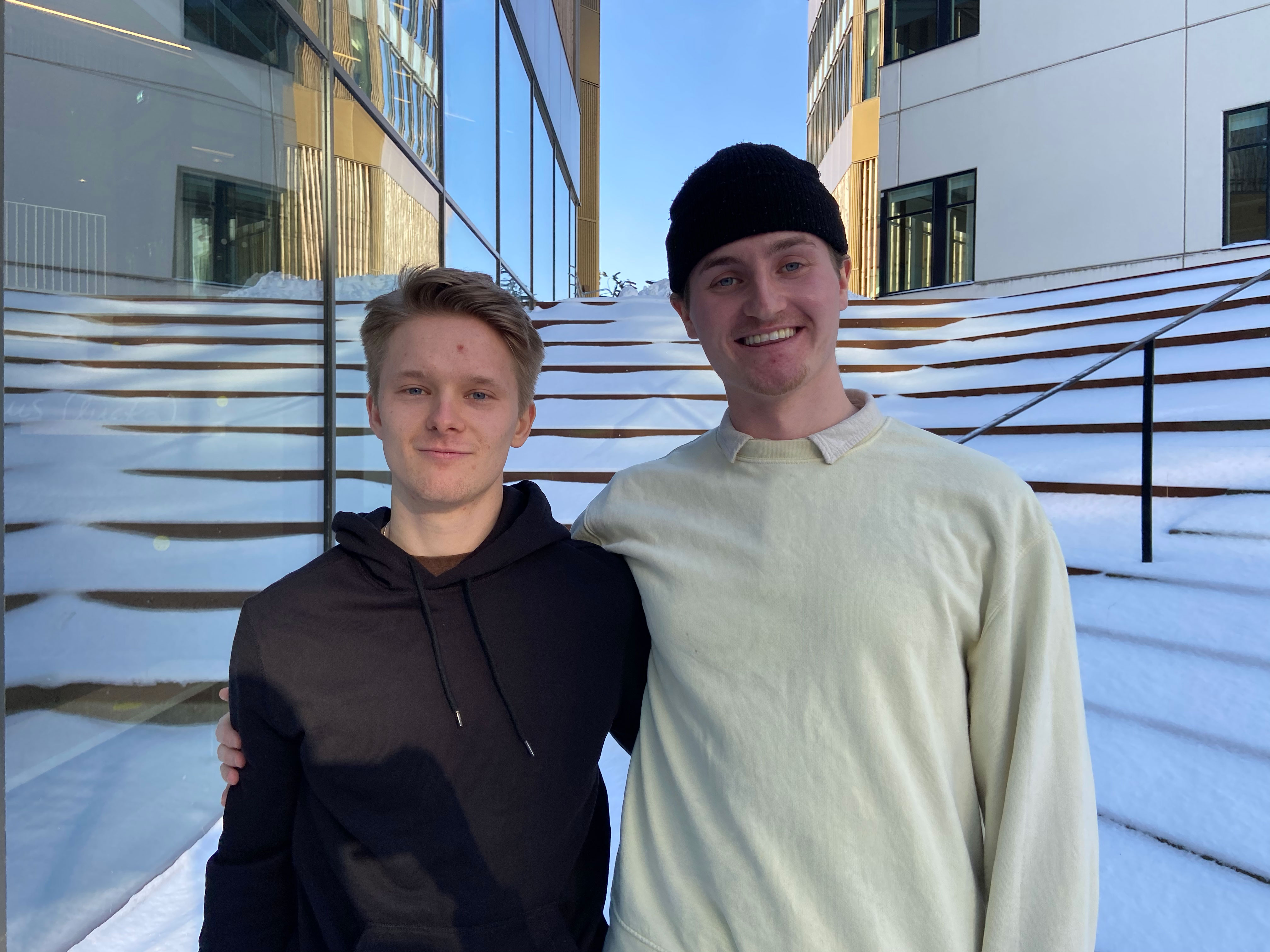 Daniel Wiberg och Samuel Björn står och håller om varandra i snön.