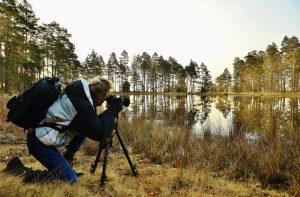 En man fotograferar natur