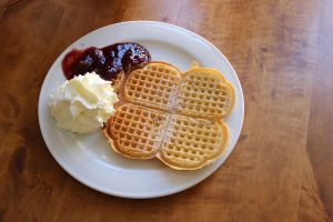 Våffla från Kullzenska med sylt och grädde.
