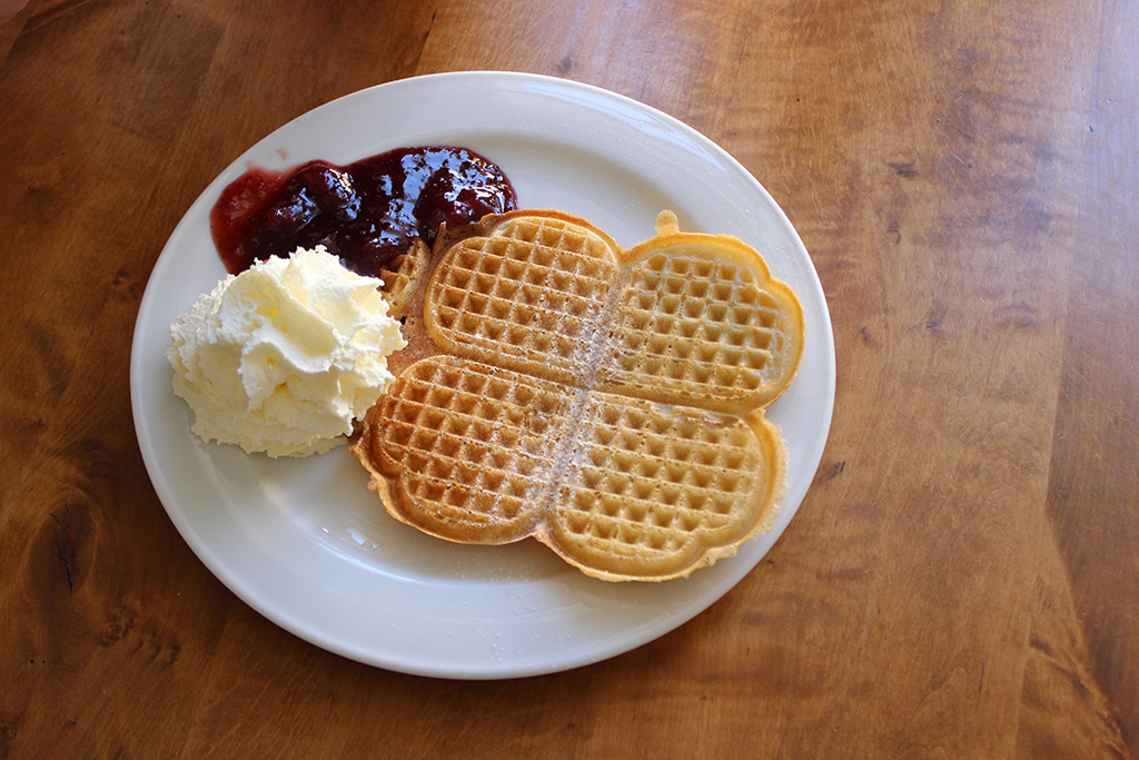 Våffla från Kullzenska med sylt och grädde.