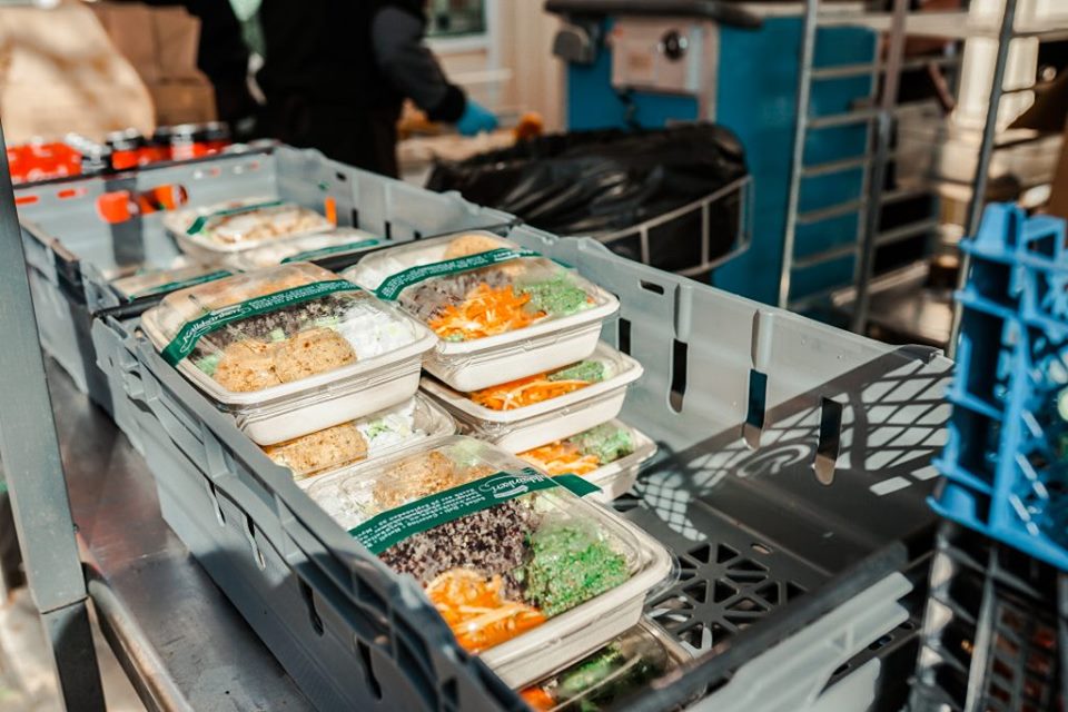 Närbild på de olika matlådorna.