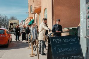 Kön till restaurangen med en skylt med menyn längst fram.