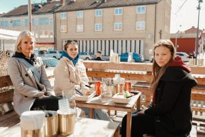 Eleverna (från v.) Thilda Jakobsson, Tove Hermansson och Amanda Nilsson njöt av lunchen i det fina vädret.