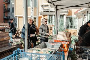 Eleverna stod i kö och såg på när maten lagades på plats.