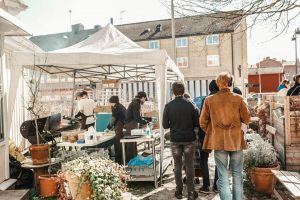 Översiktsbild på de anställda som tillagar maten.